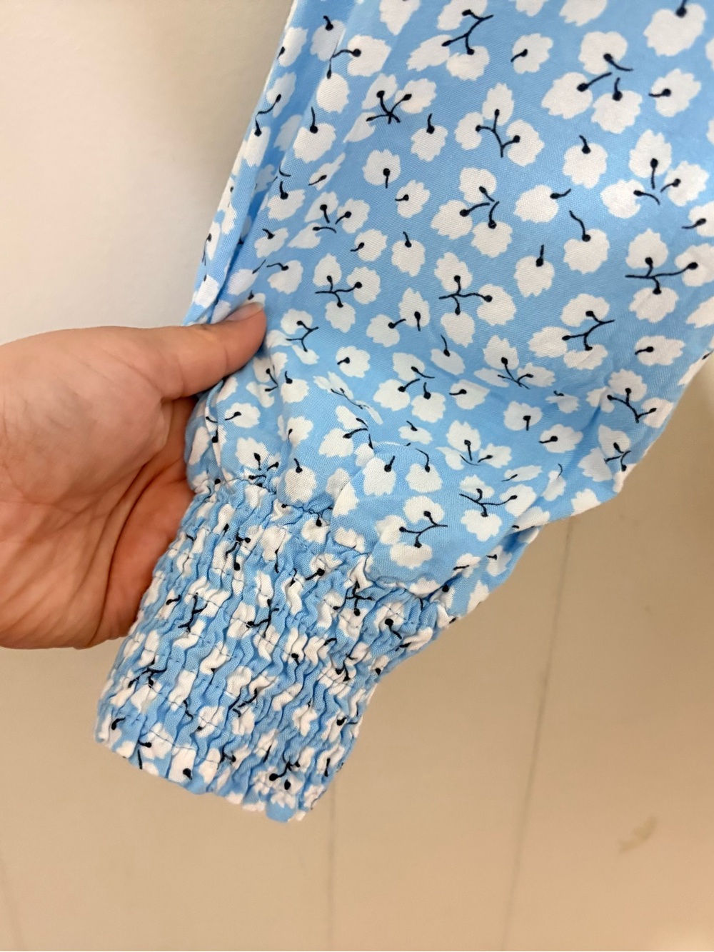 Abercrombie & Fitch Ditsy Floral Smocked V Neck Crop Top Blue S - Picture 5 of 10